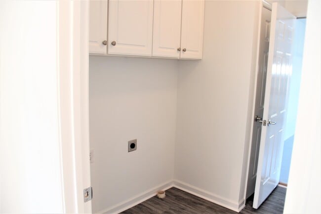 Building Photo - 205 Queenswood Blvd