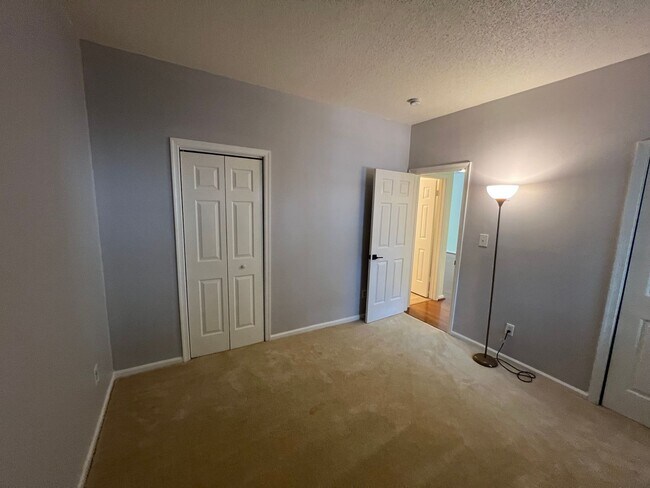 Building Photo - 833 Gas Light Ln