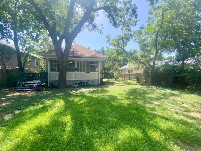 Building Photo - Charming 2/1 in Hyde Park- 4518 Depew!