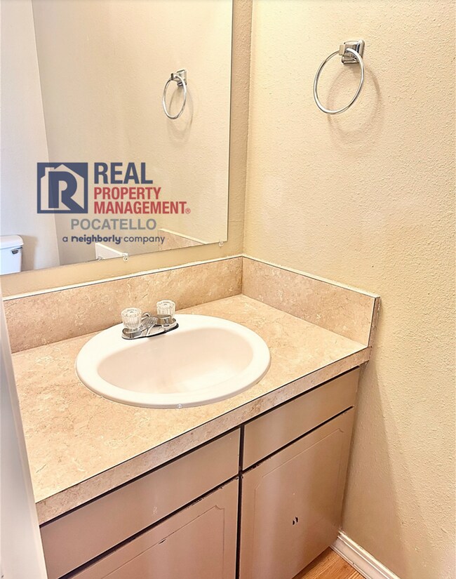 Building Photo - 230 W Chubbuck Rd