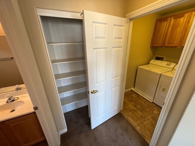 Building Photo - Gorgeous 2Bed/2Bath/1CarGarage TownHouse, located in the NW part of the valley