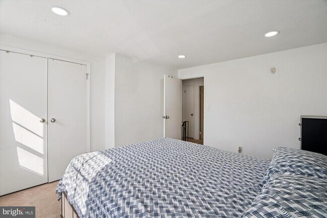 Building Photo - 1925 Dutch Village Dr