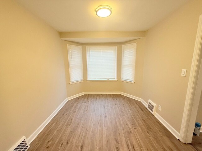 Building Photo - This beautifully updated 3-bedroom, 1-bath...