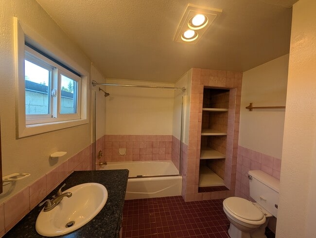 Building Photo - 133 N Main St