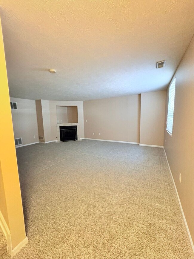 Building Photo - Stunning 2BR 3BA w/ Garage & Central A/C in Westerville!