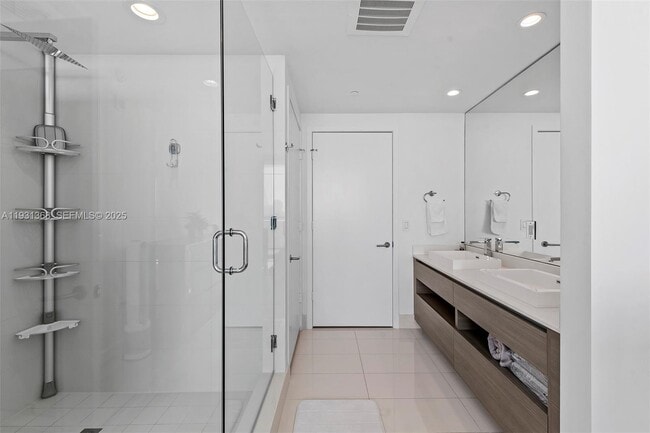 Building Photo - 460 NE 28th St