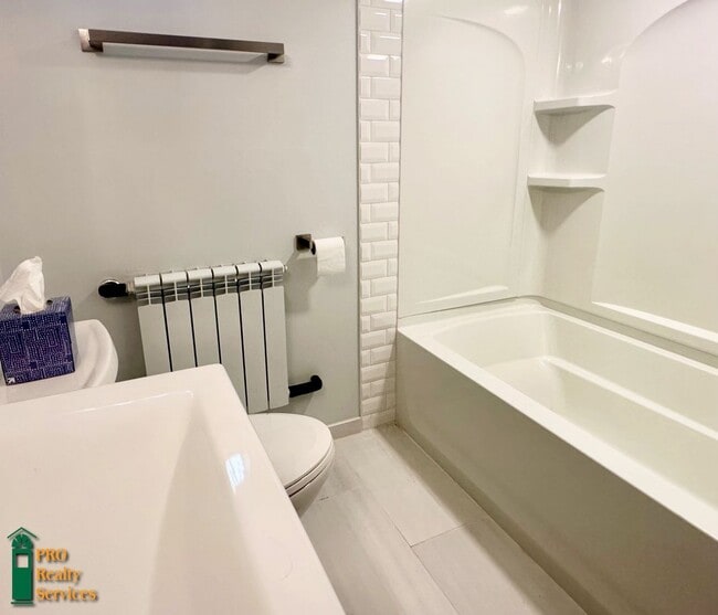 Building Photo - Gorgeous 3 Bedroom Main Level Duplex Unit