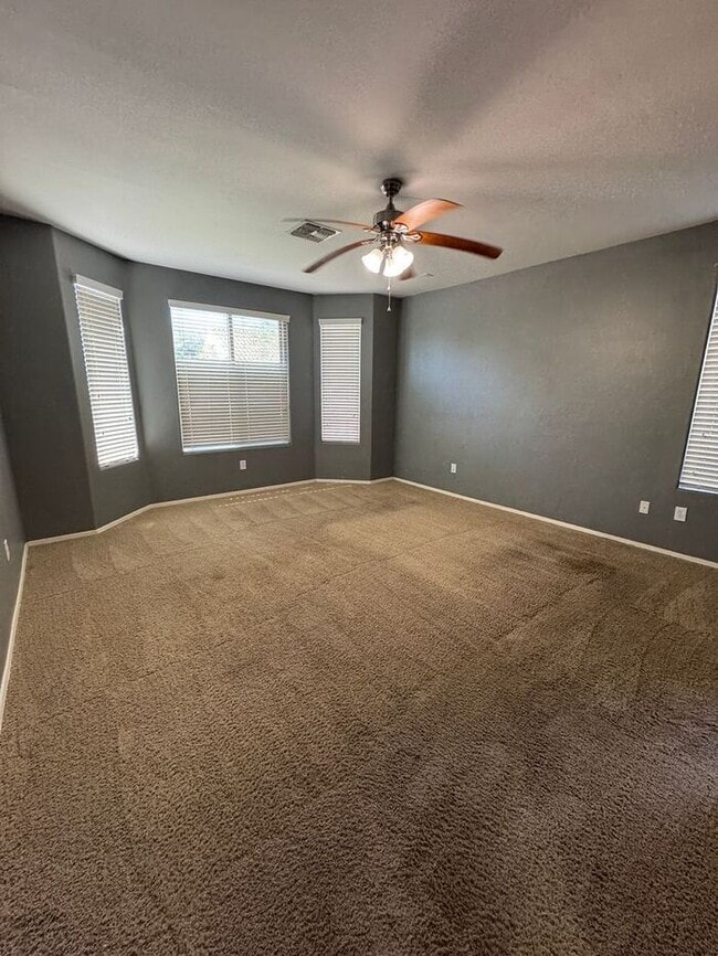 Building Photo - 11852 W Fordson Dr