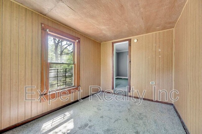 Building Photo - 608 5th Ave