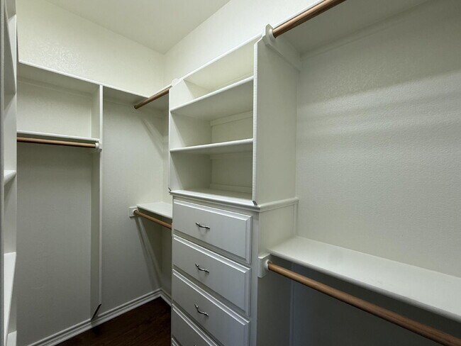 Building Photo - Modern Comfort Meets Cozy Living on Casual Cir!