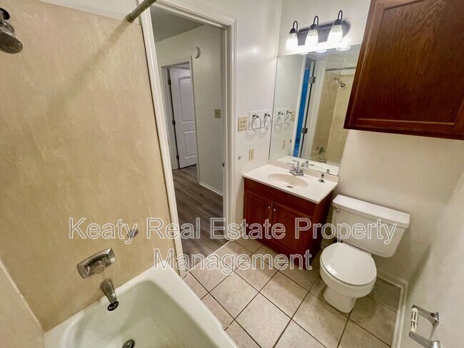 Building Photo - 118 Country Ln