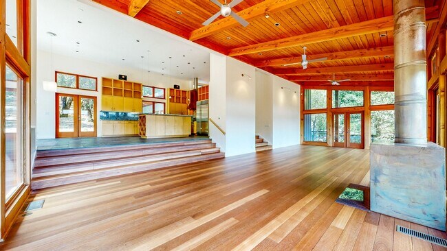 Building Photo - 812 Leslie Rd