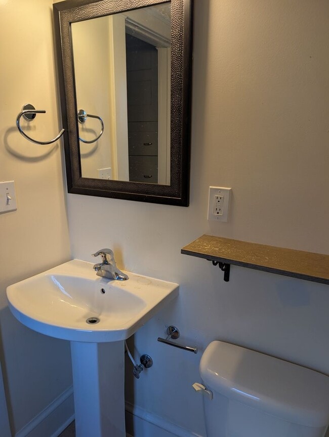 Building Photo - 1560 Coutant Ave