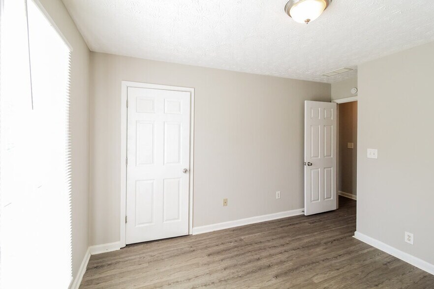 Building Photo - 300 Oak Hill Dr