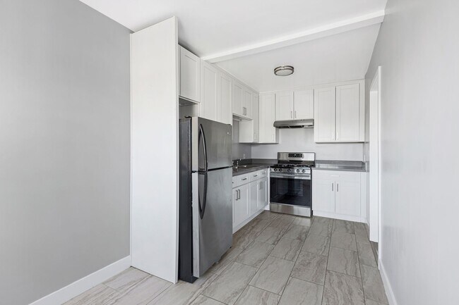 Building Photo - 1608 W 42nd Pl