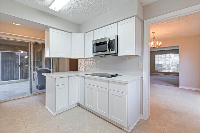 Building Photo - 22610 Deville Dr