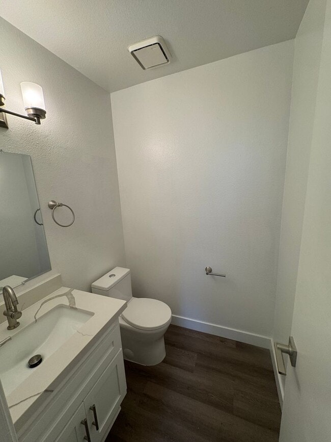 Building Photo - Condo with Amazing Lake View!