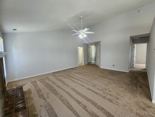 Building Photo - 210 Rivershore Dr