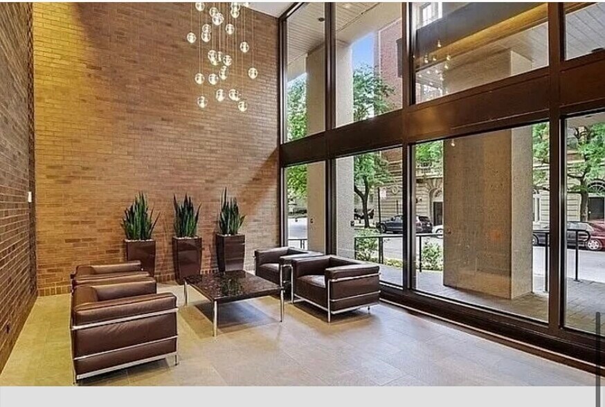 Building Photo - 2650 N Lakeview Ave