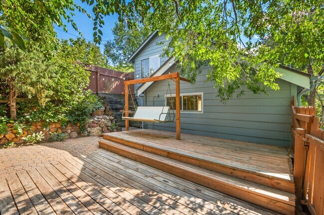 Building Photo - 135 S Path