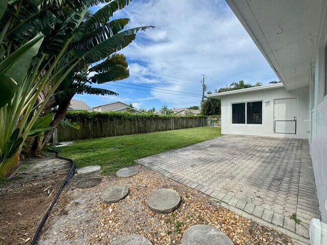 Building Photo - 924 SE 8th Ct