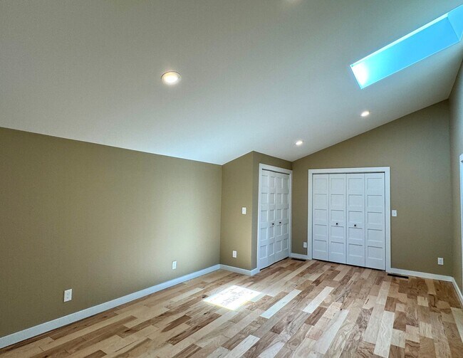 Building Photo - Stunning completely remodeled waterfront P...