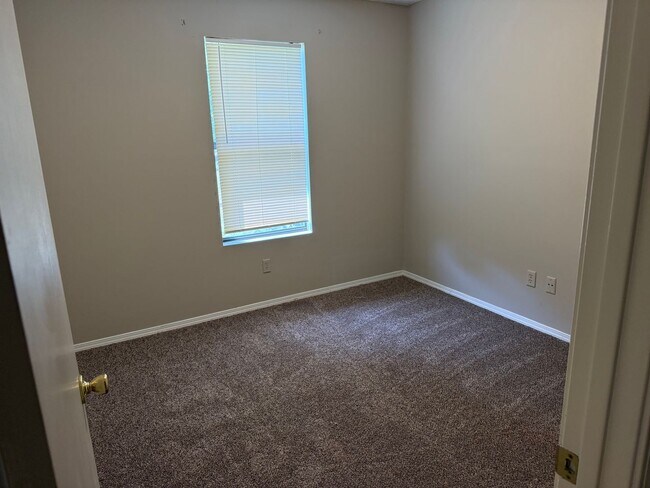 Building Photo - 127 Rolling Oaks Dr