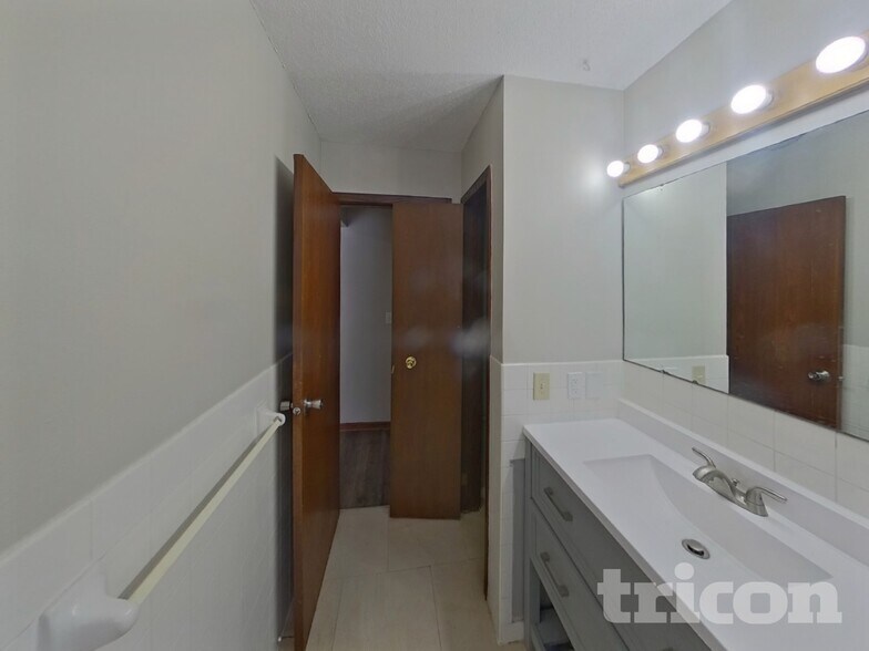 Building Photo - 1000 Concordia Ave