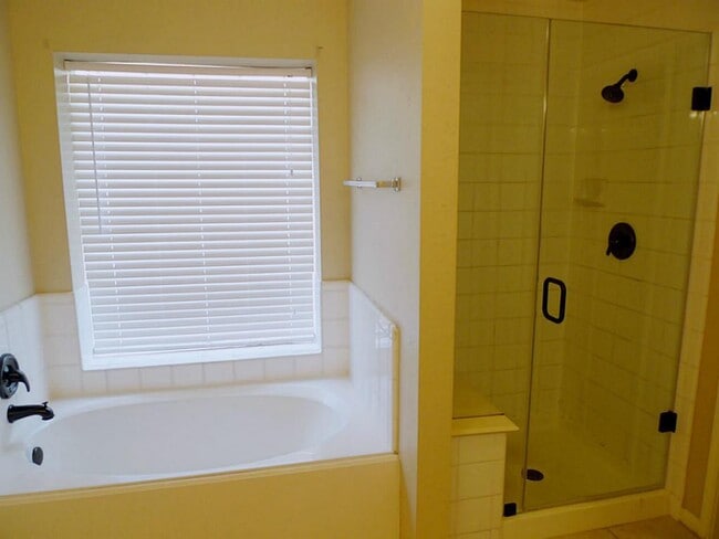 Building Photo - 4935 Linden Pl