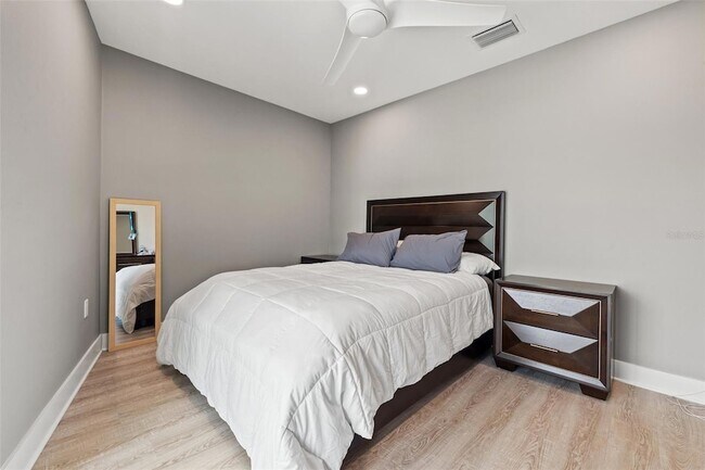 Building Photo - 12400 Capri Cir N