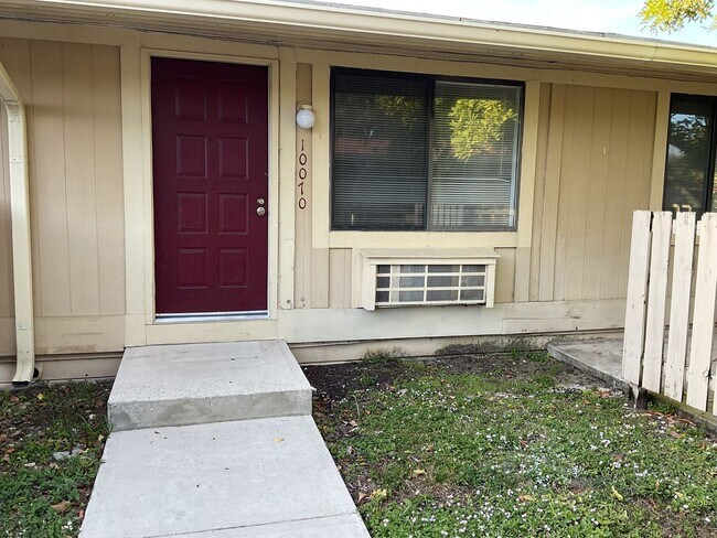 Building Photo - Spacious 1/1! Limited Time Pricing! Call for Specials!! Same Day Approvals!