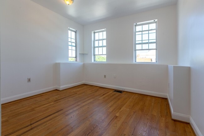 Building Photo - 1819 1st St NW