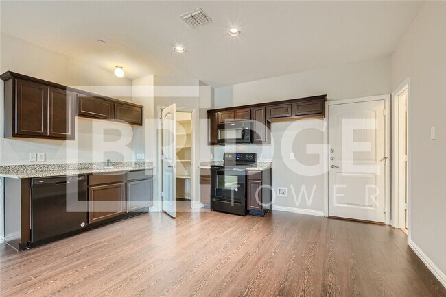 Building Photo - 1313 Lakecrest Ln