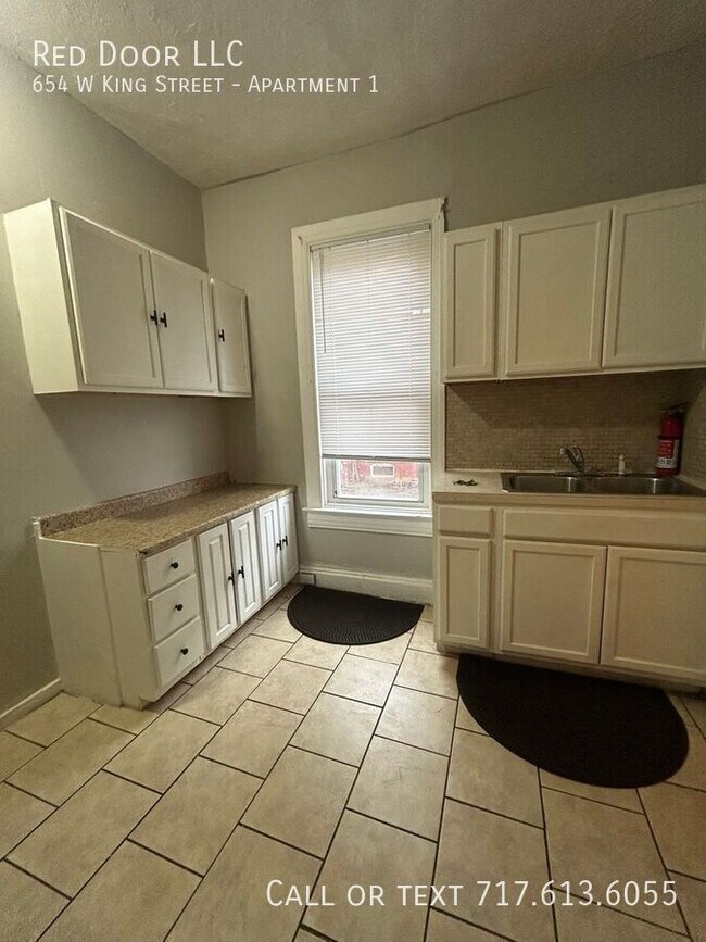 Building Photo - 654 W King St