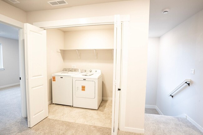 Building Photo - Stunning new construction!
