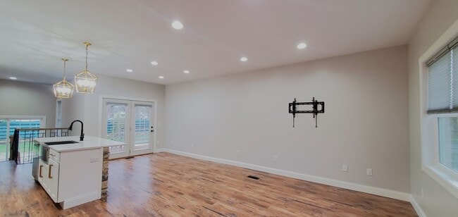 Building Photo - 4-bedroom 3-bathroom home minutes to Downt...