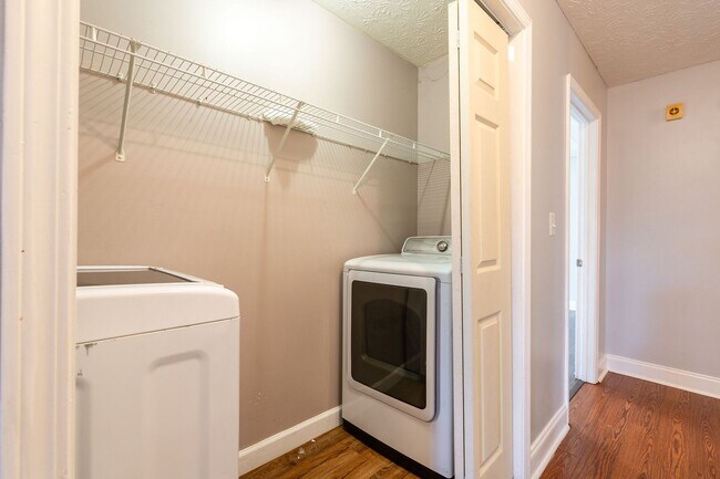 Building Photo - Spacious 5 Bedroom, 3 Bathroom Home in Cov...