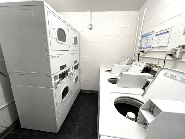 Building Photo - Ocean view updated 2 bed, 2 bath  condo in...