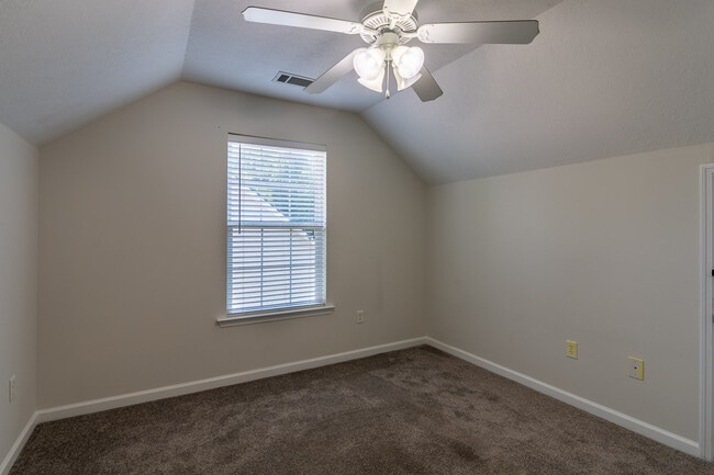 Building Photo - 862 Tyler Woods Dr