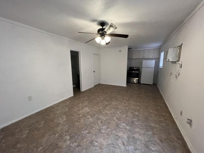 Building Photo - 302 W Valley Rd