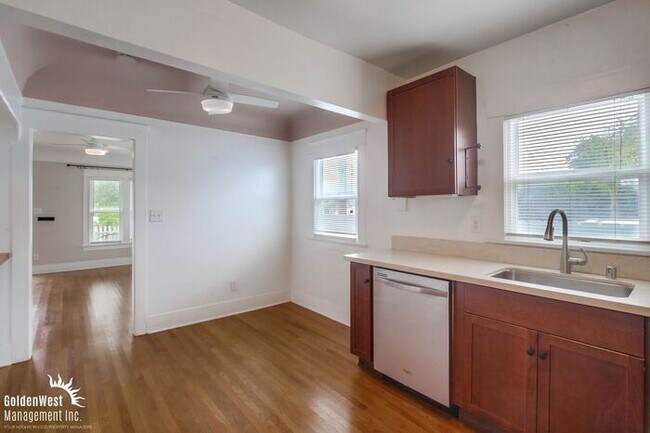 Building Photo - Charming 3Bdm 2Ba Home Located in the Norm...