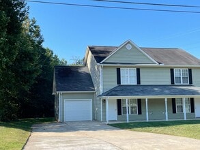 Building Photo - Two Bedroom Townhouse with Bonus Room in Sherrills Ford!