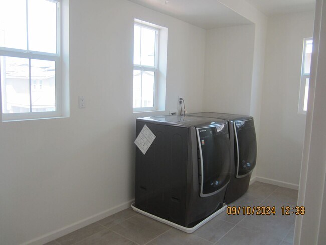 Building Photo - Luxury Single Family Home in Moreno Valley