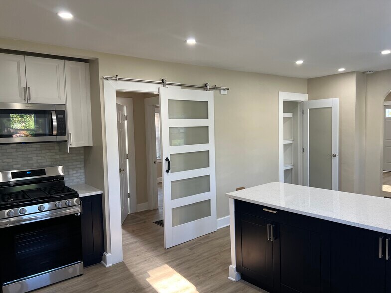 Building Photo - 623 W 40th St