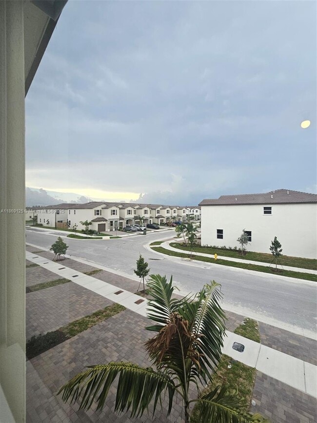Building Photo - 2785 SE 25th Ave
