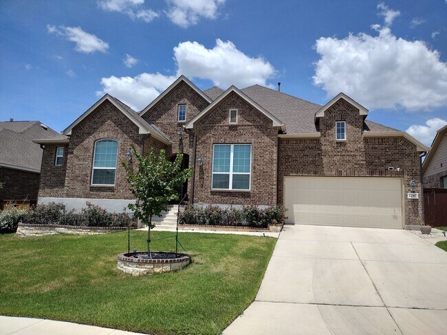 Building Photo - Beautiful 4 bedroom with a pool!!!