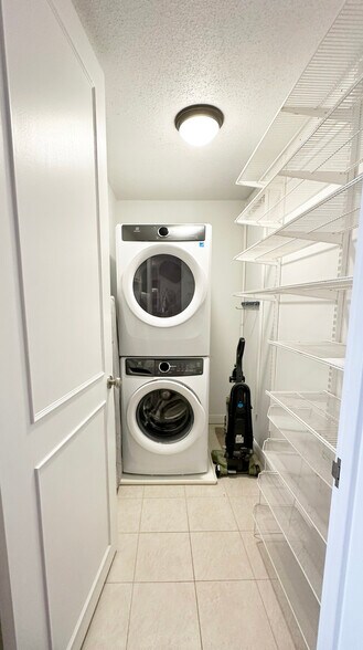 Building Photo - 360 E Randolph St