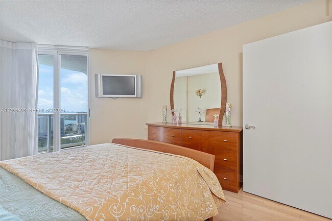 Building Photo - 16445 Collins Ave