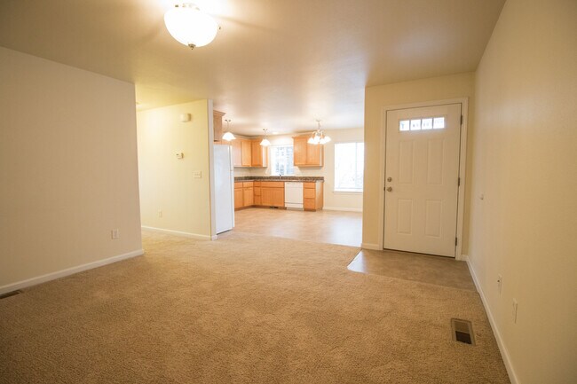 Building Photo - Fantastic Apartment in East Medford!
