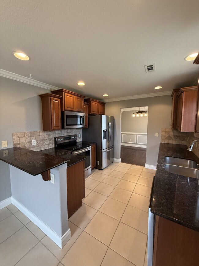 Building Photo - Great Outdoor Living Space / 4BR with 3 Ca...